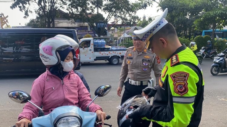 Ratusan Pengendara di Bandung Ditilang Akibat Melawan Arah dan Tidak Memakai Helm