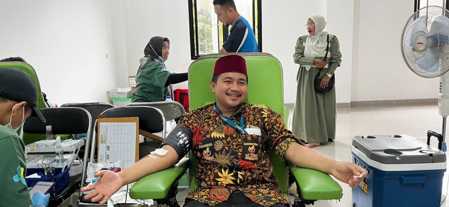 58 Pengurus Pesantren Al Hilal Donor Darah Bersama Mega We Care