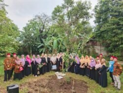 Kajian Majelis Taklim Al Hilal di Pesantren Al Hilal Cilengkrang sekaligus Penanaman Bibit Pohon
