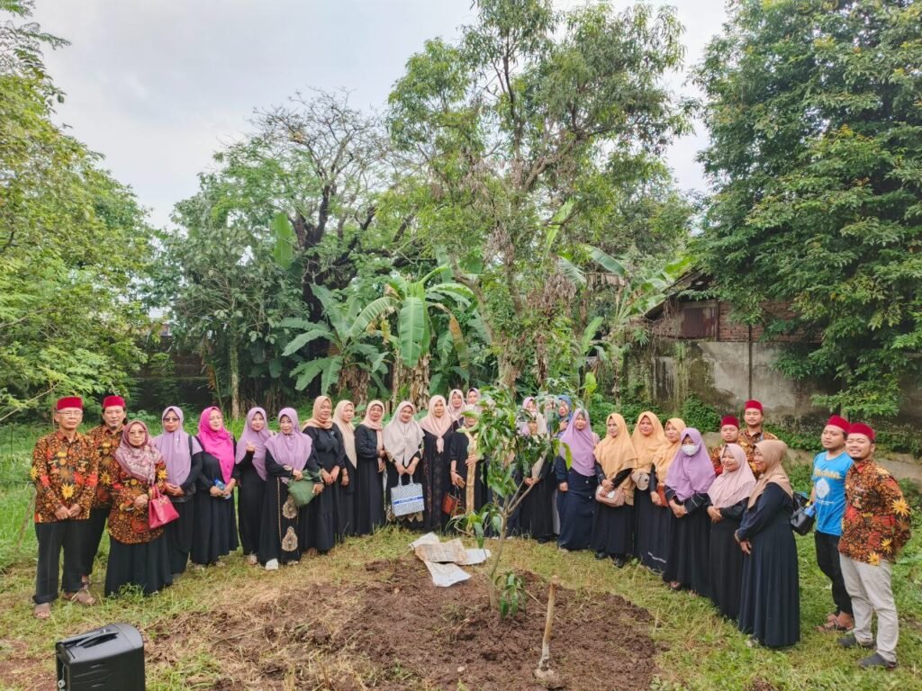 Kajian Majelis Taklim Al Hilal di Pesantren Al Hilal Cilengkrang sekaligus Penanaman Bibit Pohon